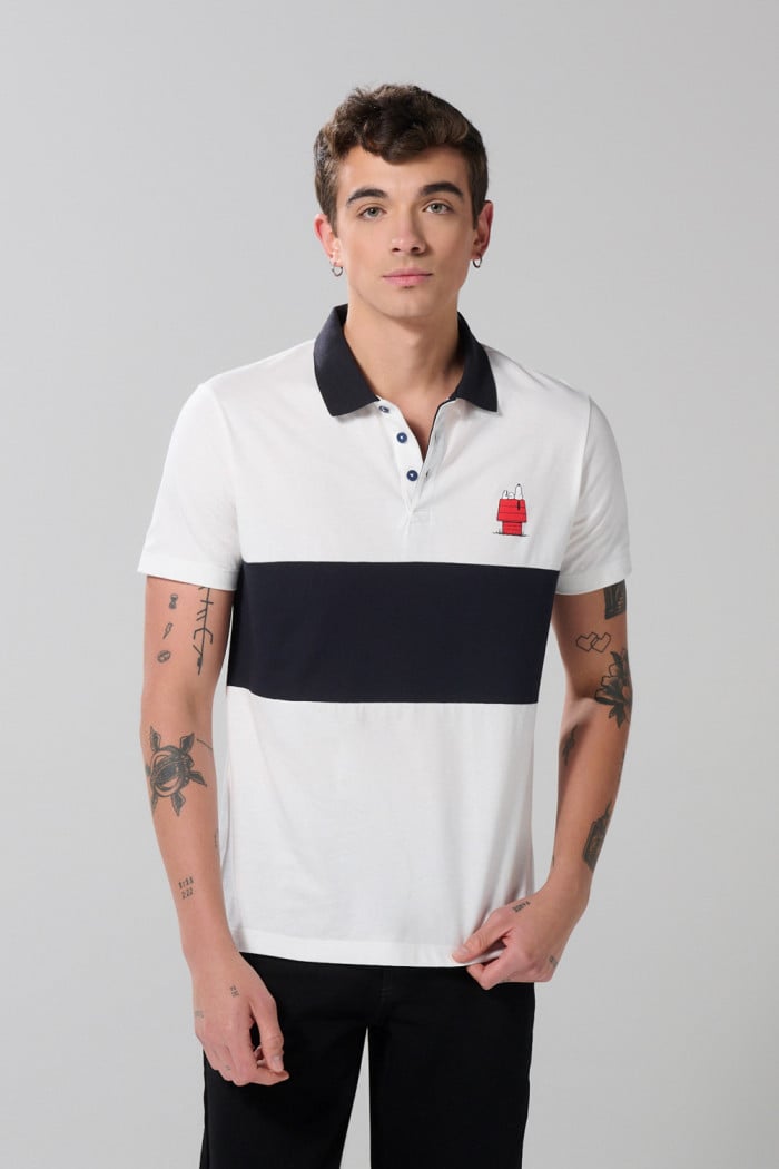 Camiseta polo crema clara con diseño de Snoopy