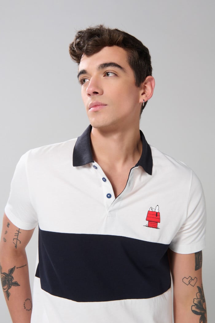 Camiseta polo crema clara con diseño de Snoopy