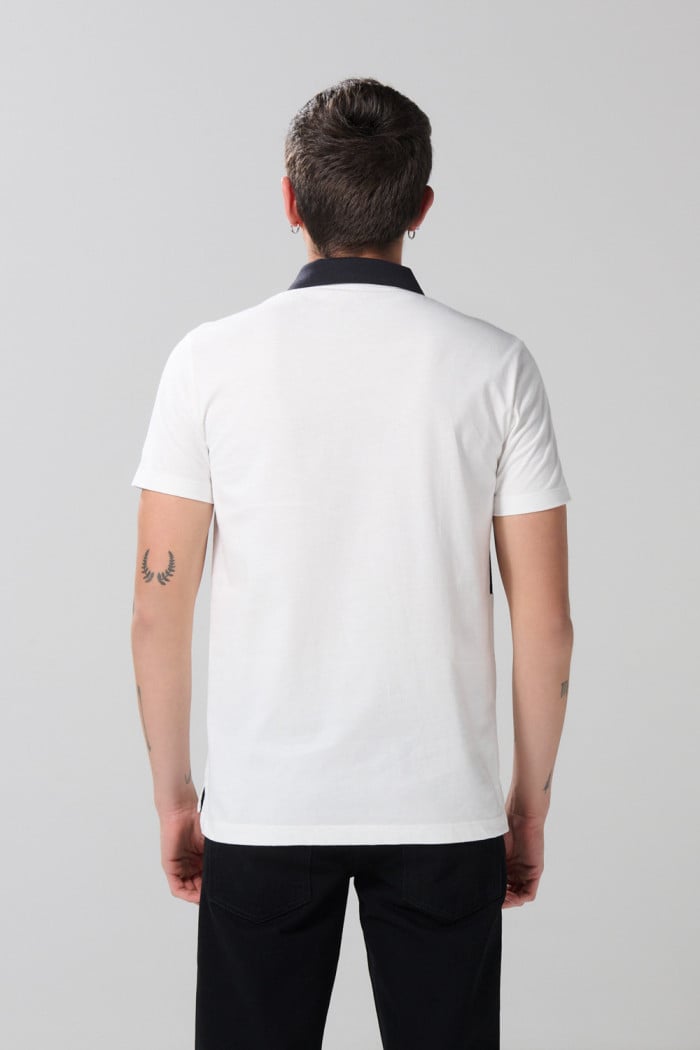 Camiseta polo crema clara con diseño de Snoopy