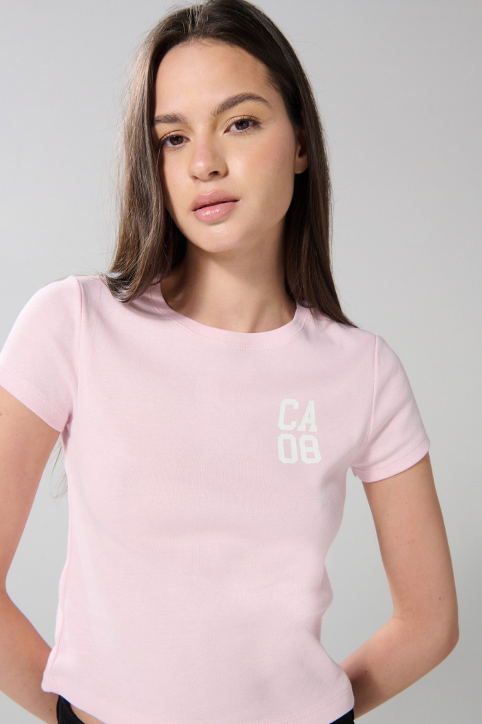 Camiseta rosada college manga corta con texturas
