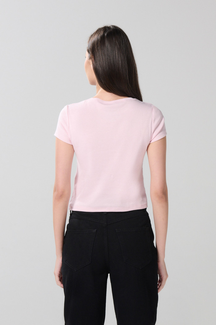 Camiseta rosada college manga corta con texturas