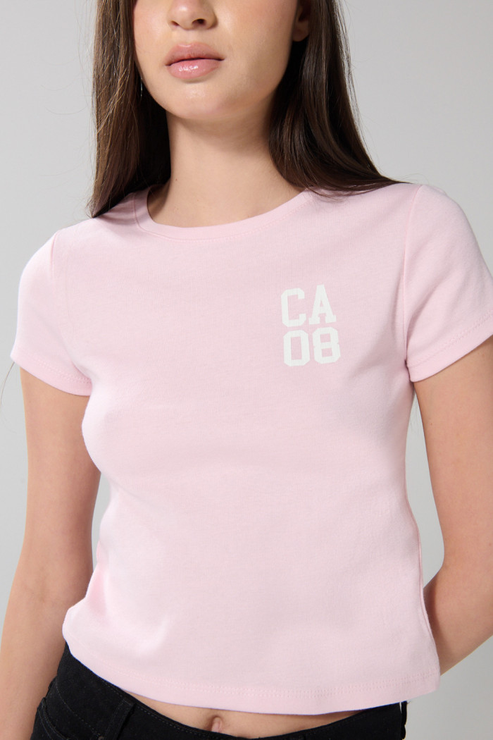 Camiseta rosada college manga corta con texturas
