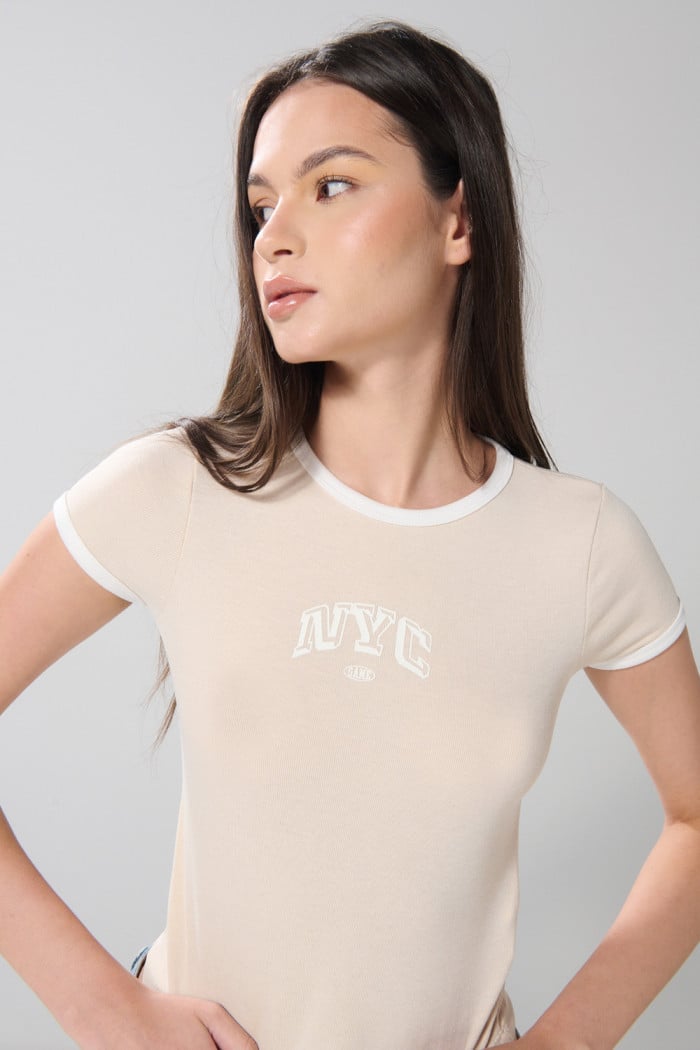 Camiseta kaki clara college con contrastes y manga corta