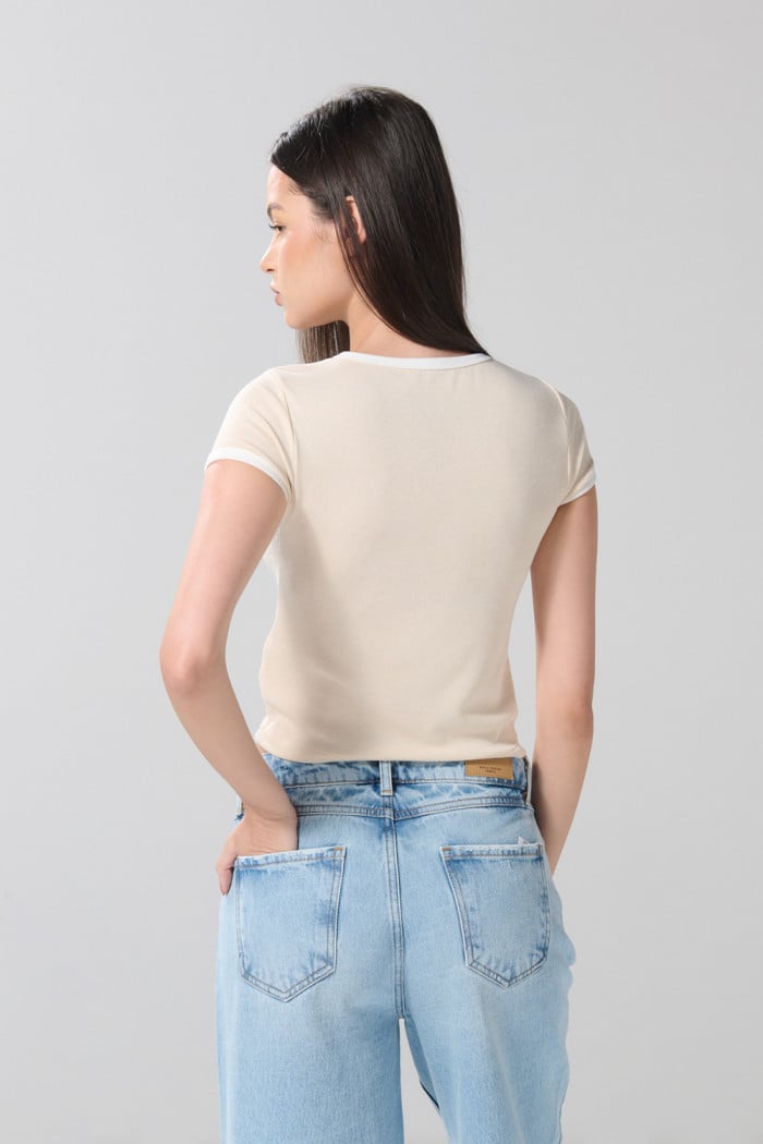 Camiseta kaki clara college con contrastes y manga corta