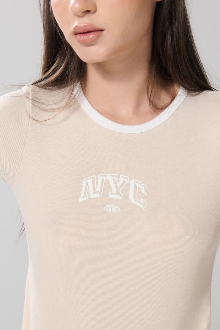 Camiseta kaki clara college con contrastes y manga corta