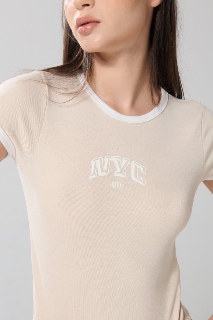Camiseta kaki clara college con contrastes y manga corta