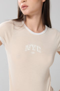 Camiseta kaki clara college con contrastes y manga corta