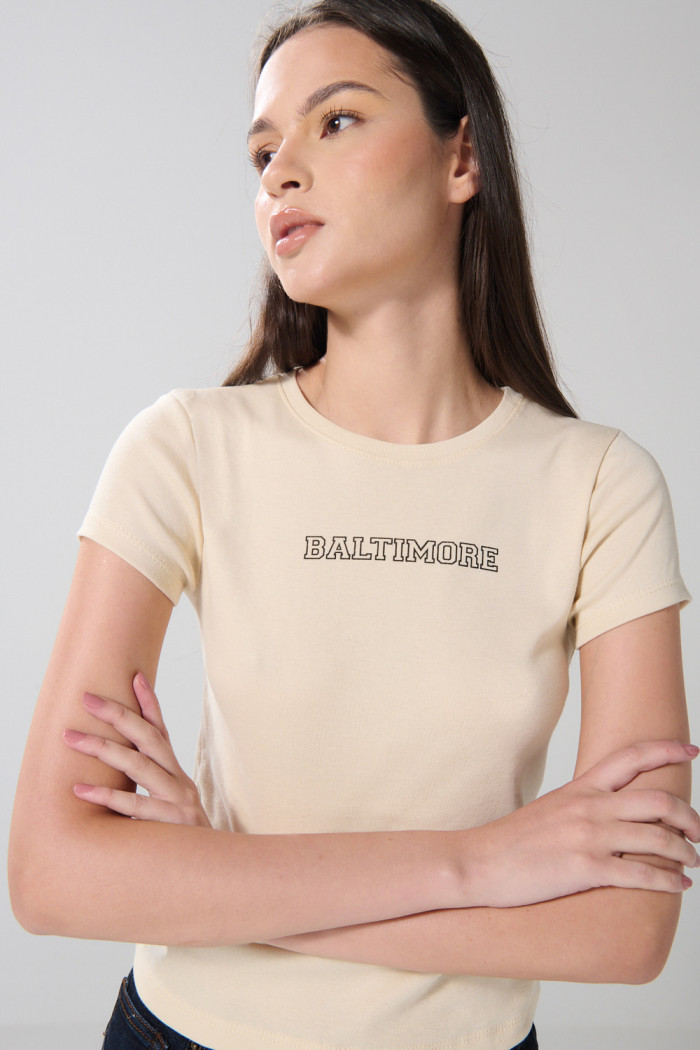 Camiseta kaki clara college manga corta con texturas