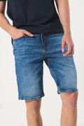 Bermuda slim en jean azul clara con bolsillos y tiro bajo