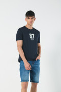 Bermuda slim en jean azul clara con bolsillos y tiro bajo