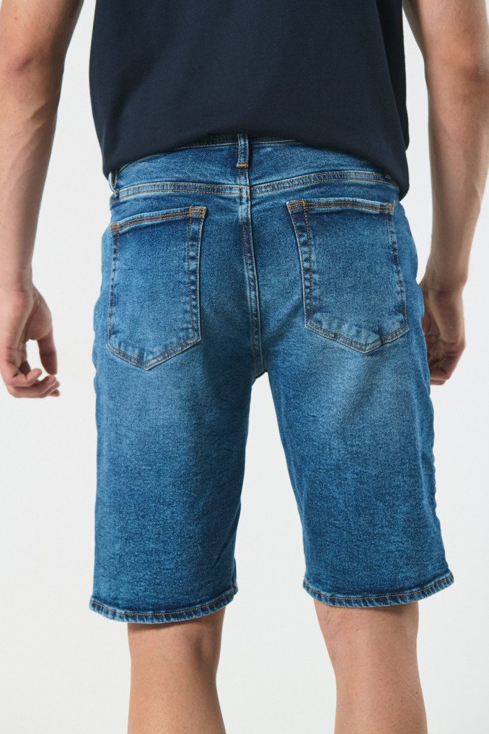 Bermuda slim en jean azul clara con bolsillos y tiro bajo