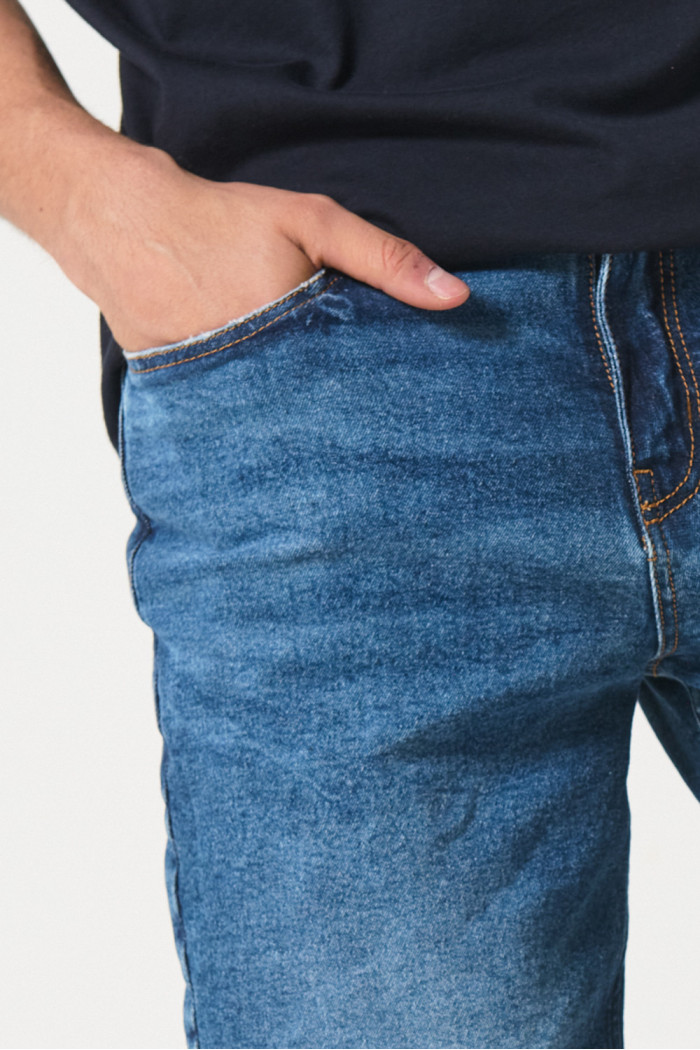 Bermuda slim en jean azul clara con bolsillos y tiro bajo