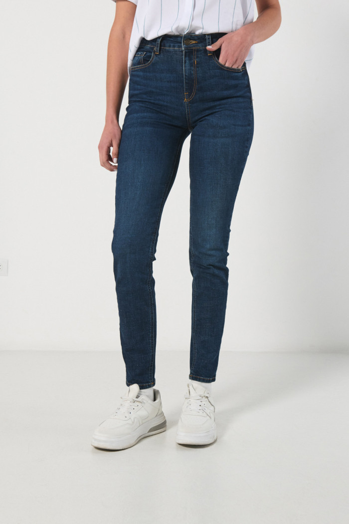 Jean jegging ceñido azul oscuro con bolsillos y tiro alto