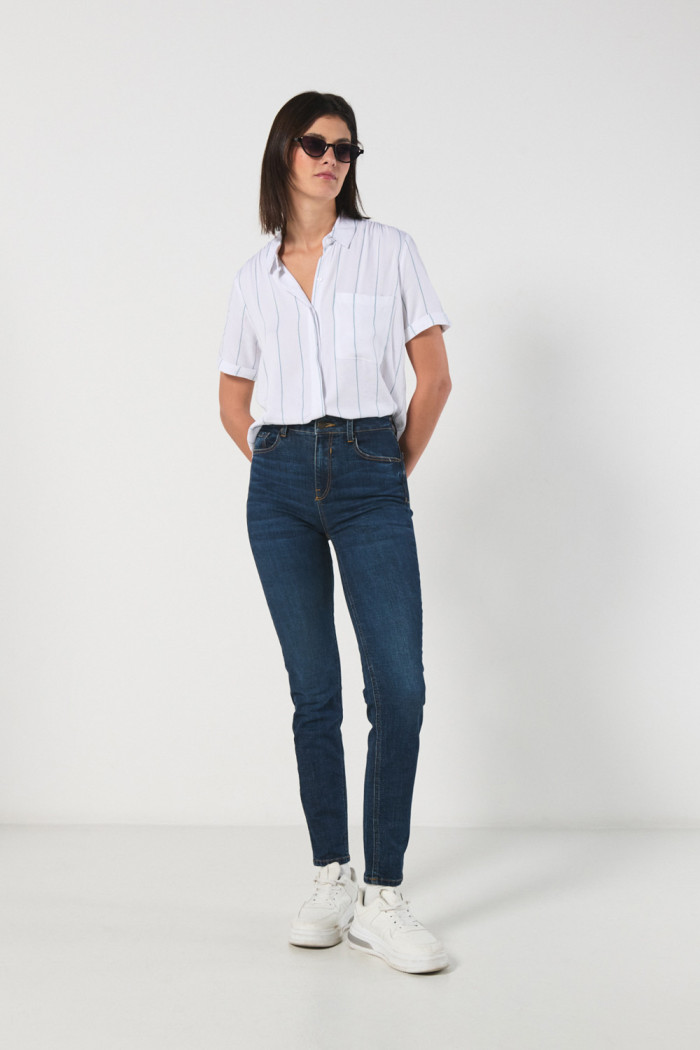 Jean jegging ceñido azul oscuro con bolsillos y tiro alto