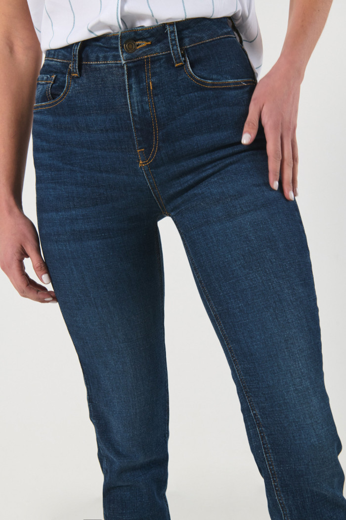 Jean jegging ceñido azul oscuro con bolsillos y tiro alto