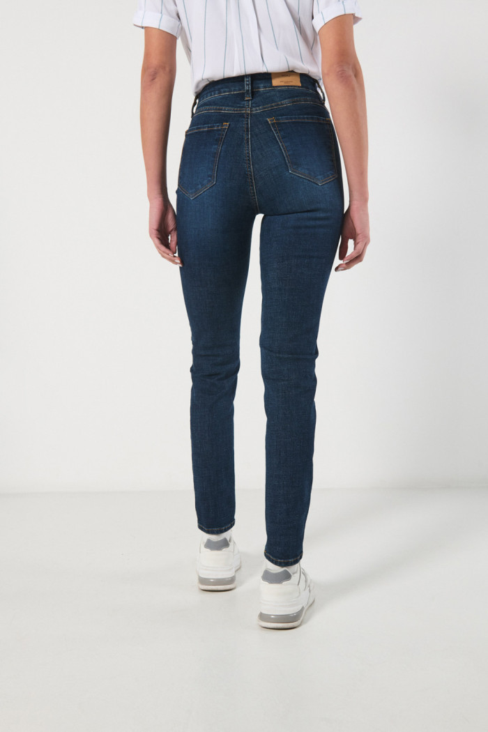 Jean jegging ceñido azul oscuro con bolsillos y tiro alto