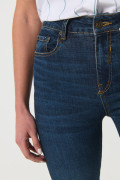 Jean jegging ceñido azul oscuro con bolsillos y tiro alto