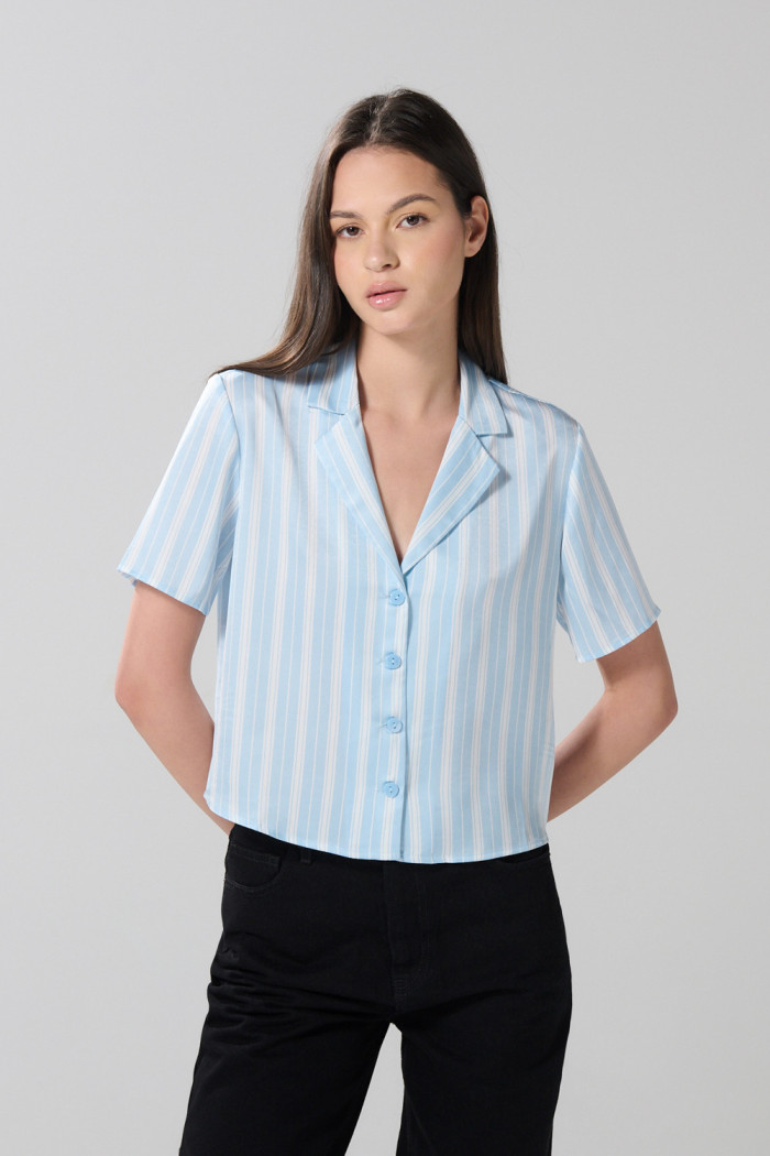 Blusa unicolor manga corta a rayas con botones