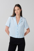 Blusa unicolor manga corta a rayas con botones