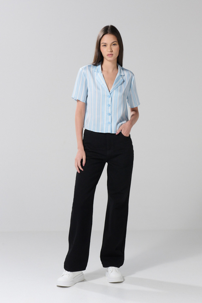 Blusa unicolor manga corta a rayas con botones