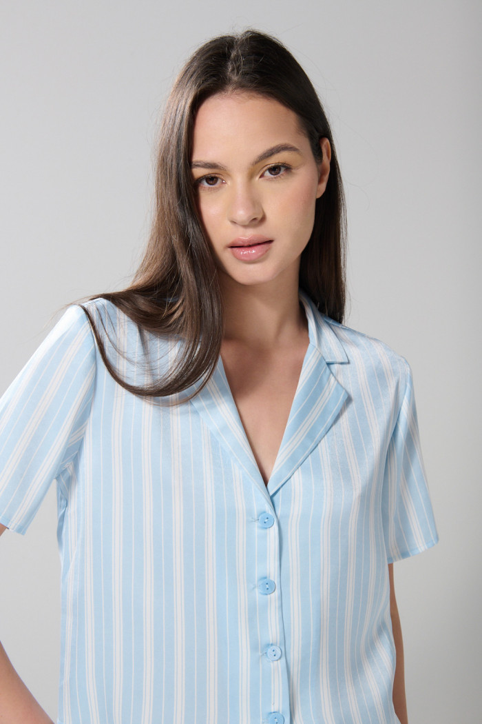 Blusa unicolor manga corta a rayas con botones