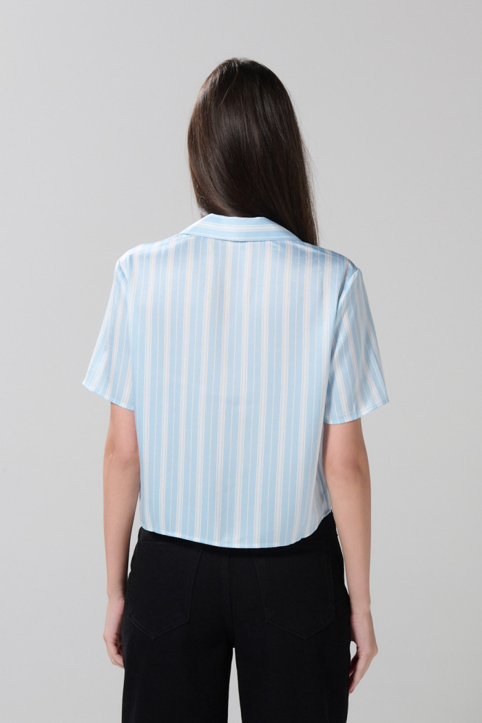 Blusa unicolor manga corta a rayas con botones