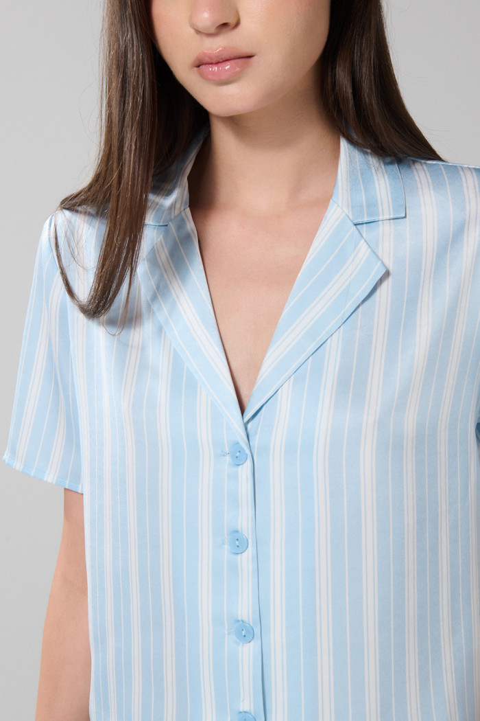 Blusa unicolor manga corta a rayas con botones