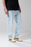 Jean skater azul con desgastes, bota ancha y tiro medio