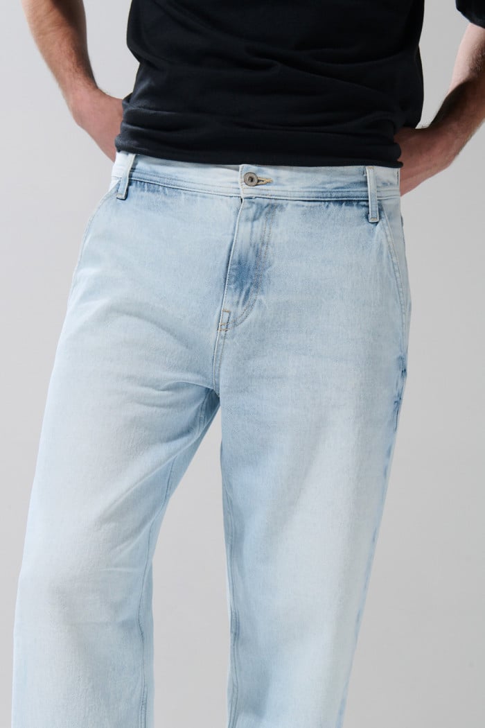 Jean skater azul con desgastes, bota ancha y tiro medio