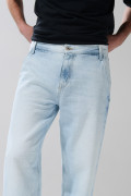 Jean skater azul con desgastes, bota ancha y tiro medio