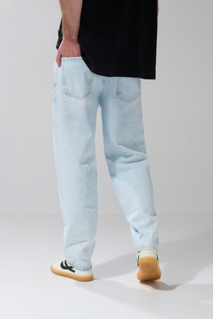 Jean skater azul con desgastes, bota ancha y tiro medio