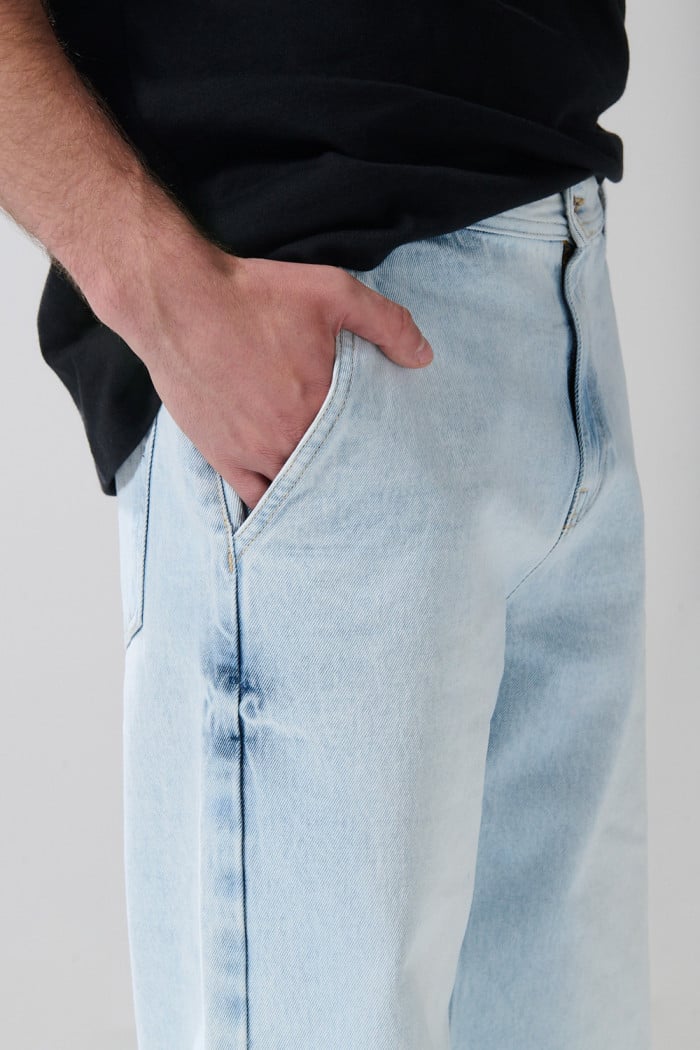 Jean skater azul con desgastes, bota ancha y tiro medio