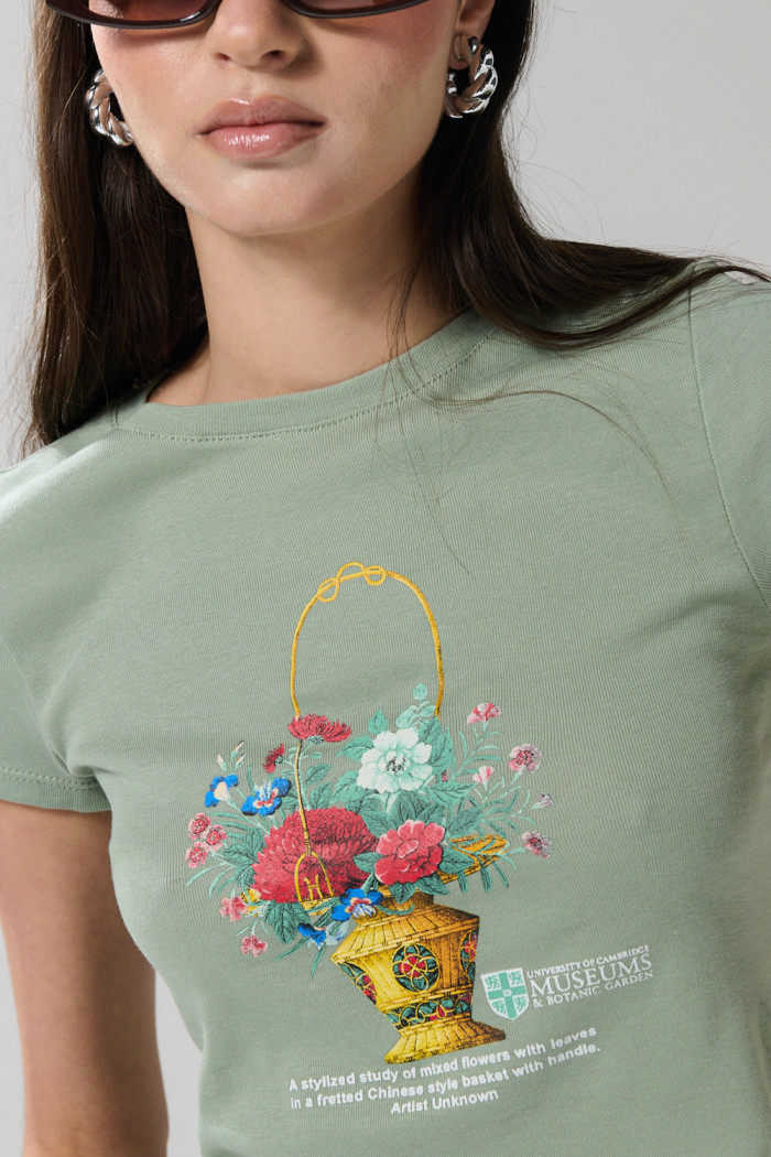 Camiseta verde manga corta con diseño de Cambridge