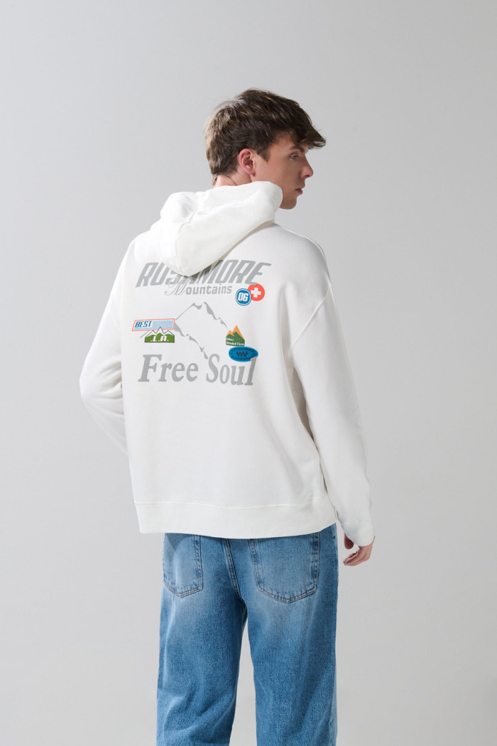 Buzo unicolor con diseños de paisajes y capota