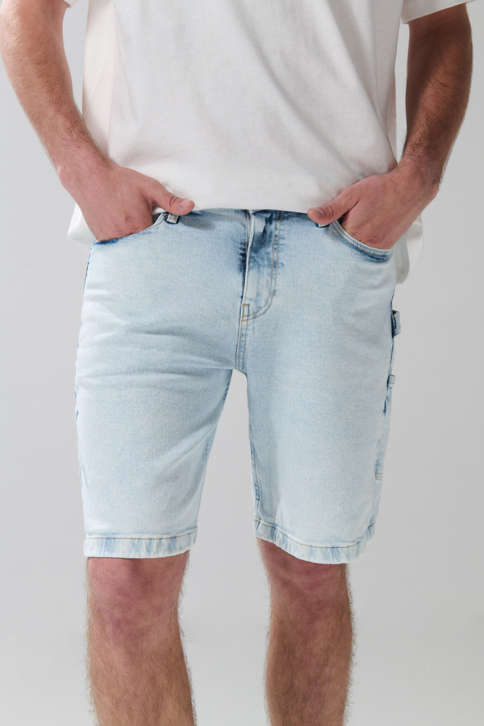 Bermuda en jean carpintero azul clara con tiro bajo