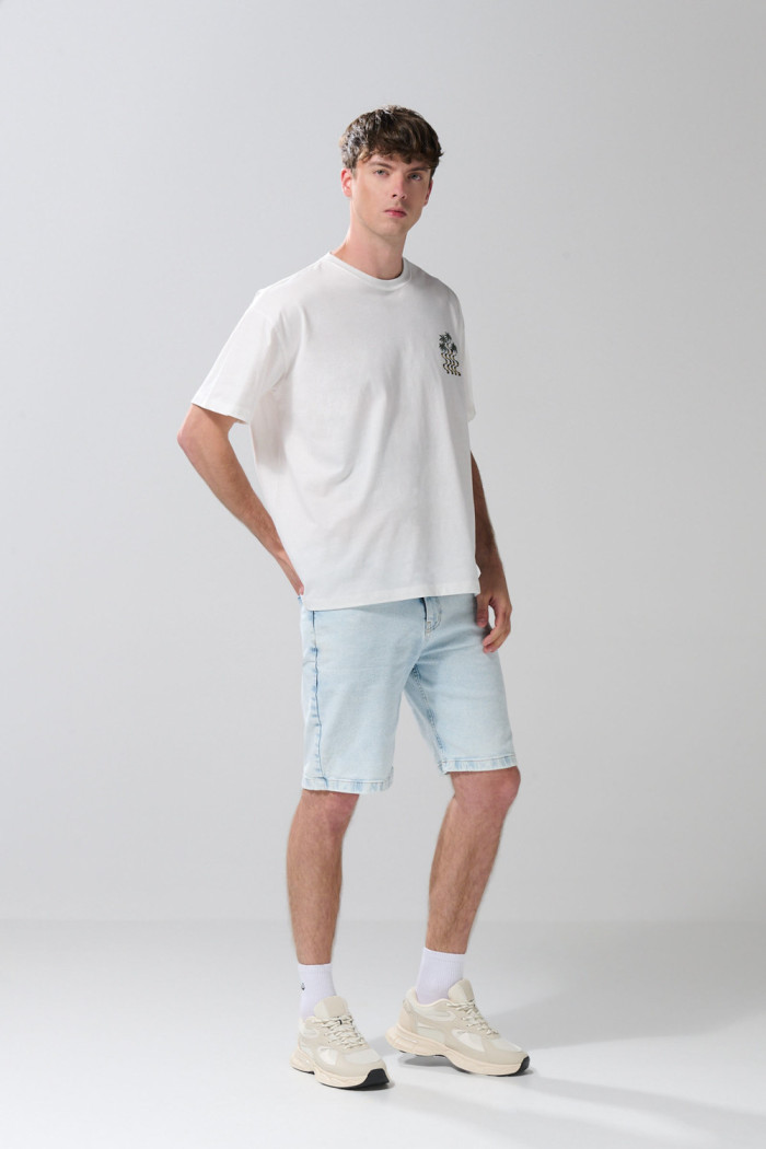 Bermuda en jean carpintero azul clara con tiro bajo