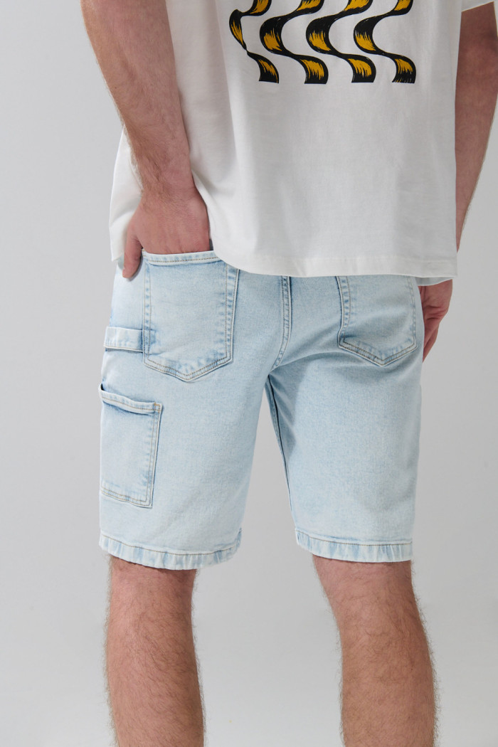 Bermuda en jean carpintero azul clara con tiro bajo