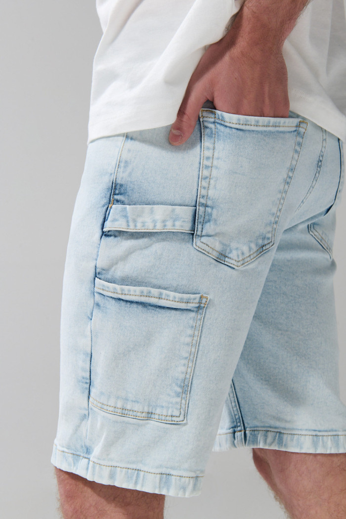 Bermuda en jean carpintero azul clara con tiro bajo
