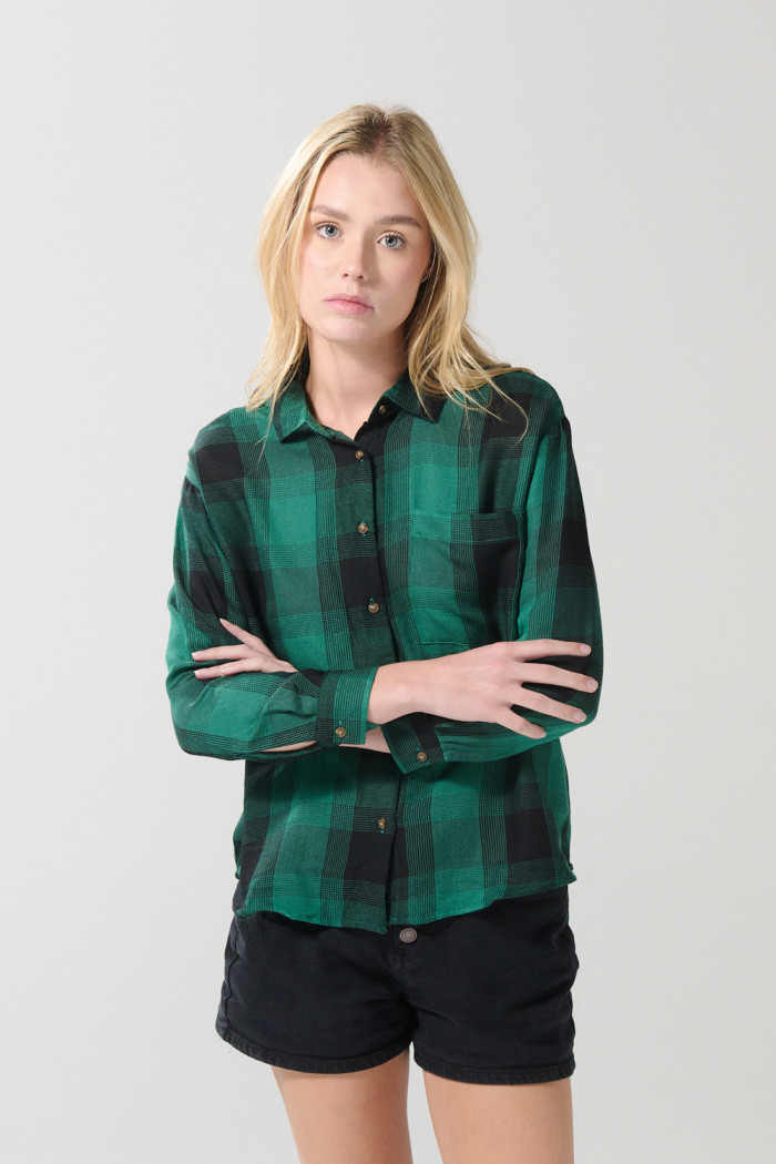 Blusa unicolor manga larga con botones y diseños de cuadros