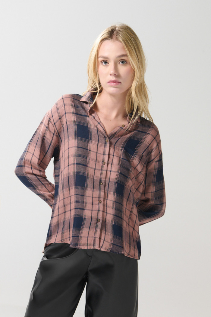 Blusa unicolor manga larga con botones y diseños de cuadros