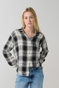 Blusa unicolor manga larga con botones y diseños de cuadros