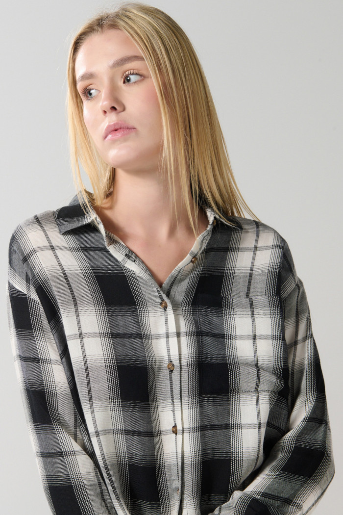 Blusa unicolor manga larga con botones y diseños de cuadros
