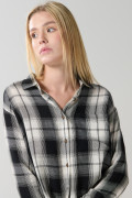 Blusa unicolor manga larga con botones y diseños de cuadros