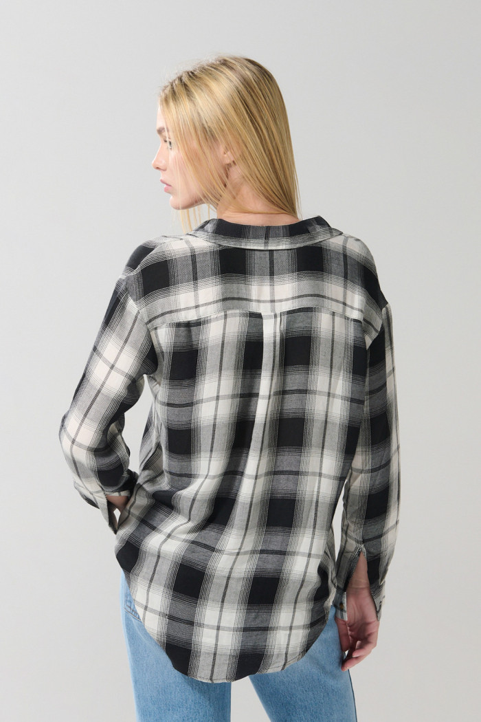 Blusa unicolor manga larga con botones y diseños de cuadros