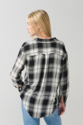 Blusa unicolor manga larga con botones y diseños de cuadros