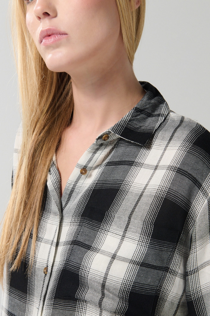 Blusa unicolor manga larga con botones y diseños de cuadros