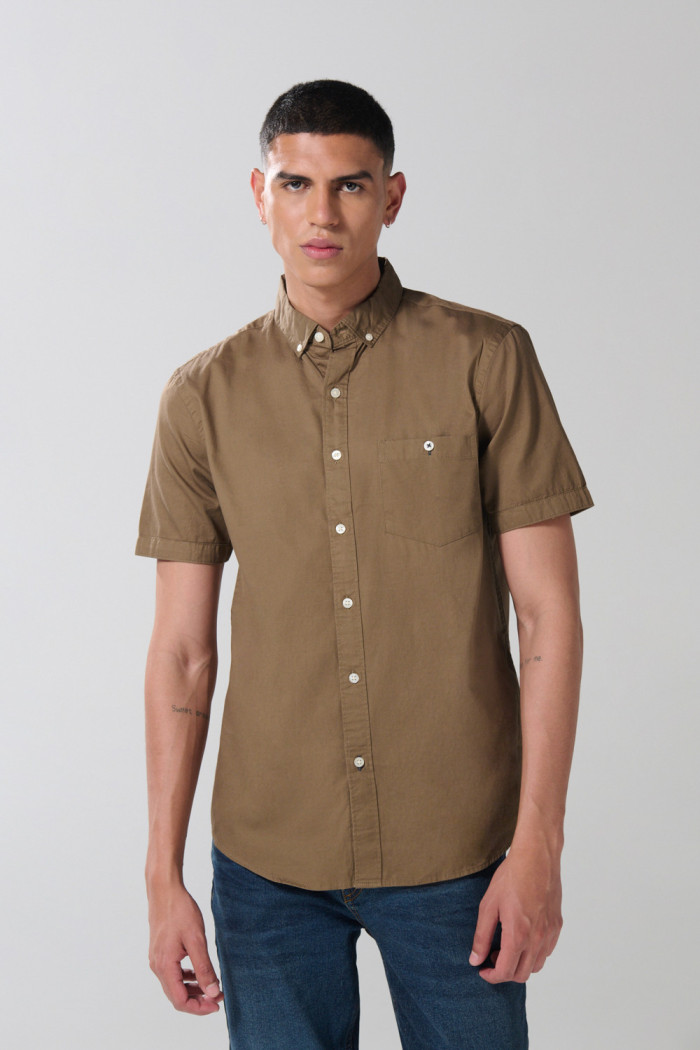 Camisa unicolor en algodón con cuello button down