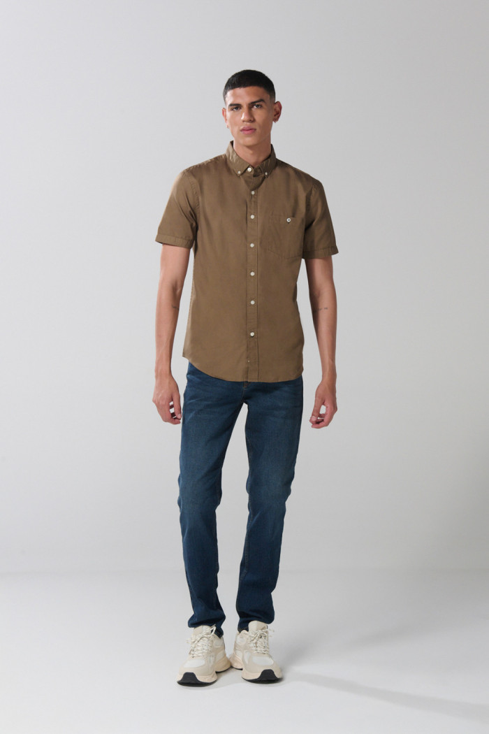 Camisa unicolor en algodón con cuello button down