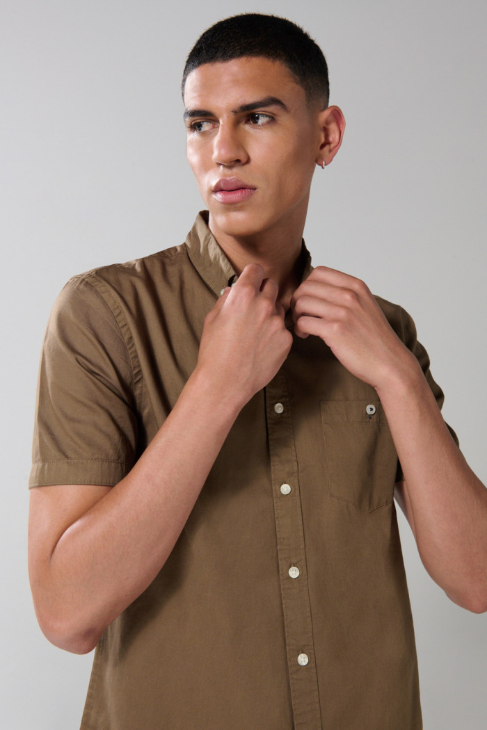 Camisa unicolor en algodón con cuello button down