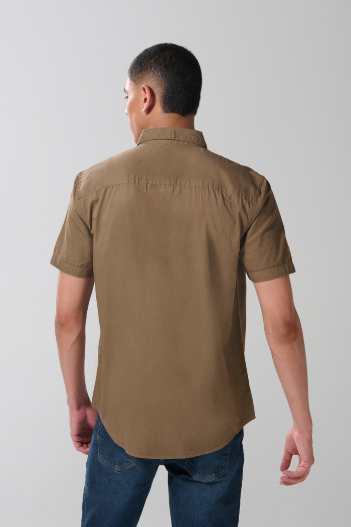 Camisa unicolor en algodón con cuello button down